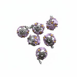 Paarse bloemetjes en hangertje