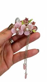 Roze bloemen en vlinder met hanger